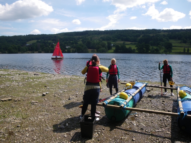  Construye su balsa en equipo 