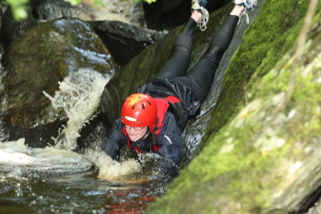 Deslízale por cascadas naturales.