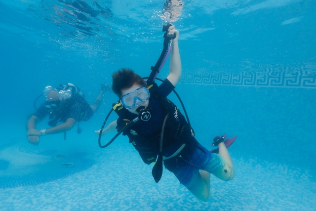  ¡Practicando buceo en la alberca antes de llegar al mar! 