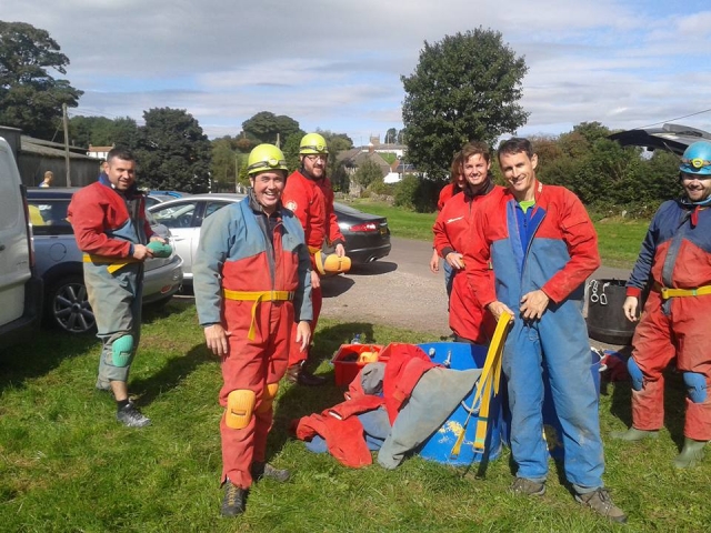  Espeleología con amigos 