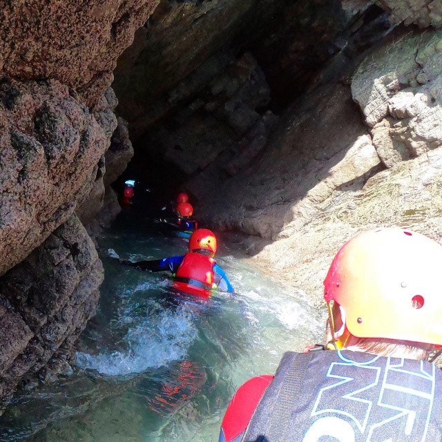  Explorando calas y cueva 