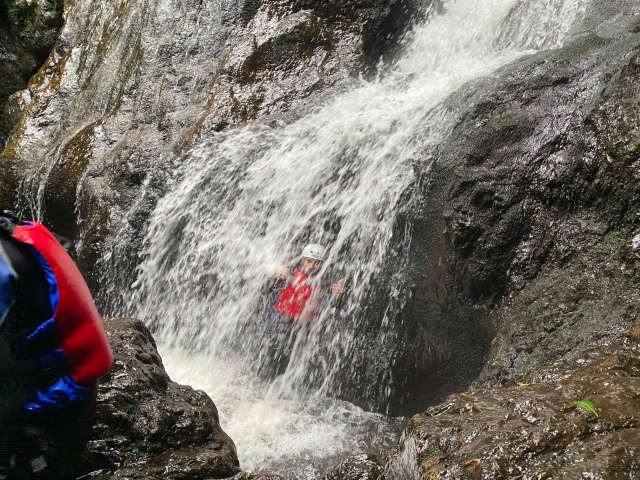  Explora bajo cascadas