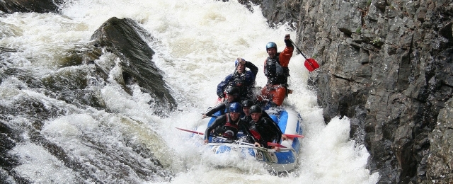  Divirtiéndose Surf Rafting