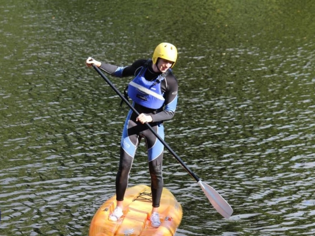  Stand Up Paddle Boarding con Splash While Water Rafting 