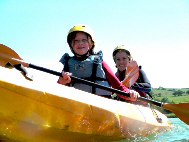  Niños en kayak con Skern Lodge 