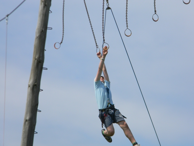  Columpiarse en las barras de mono