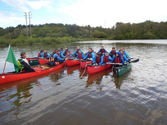  Monitores guiando las canoas 