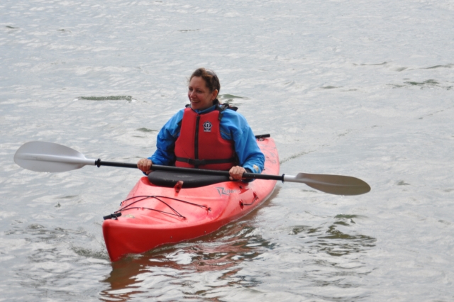 En el agua en su propio Kayak personal 