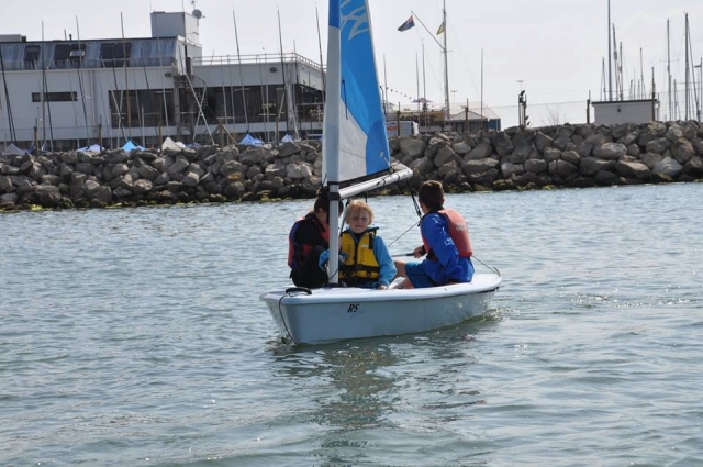  Tener una pelota en el agua 