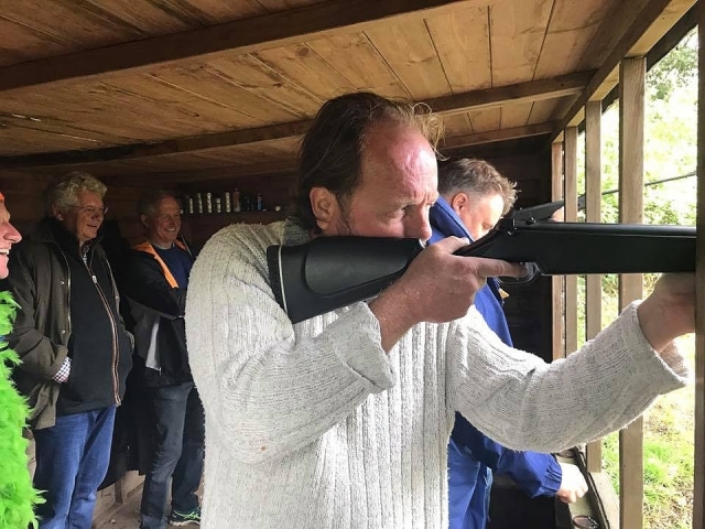  Venga con su grupo de amigos y aprende a disparar un rifle 