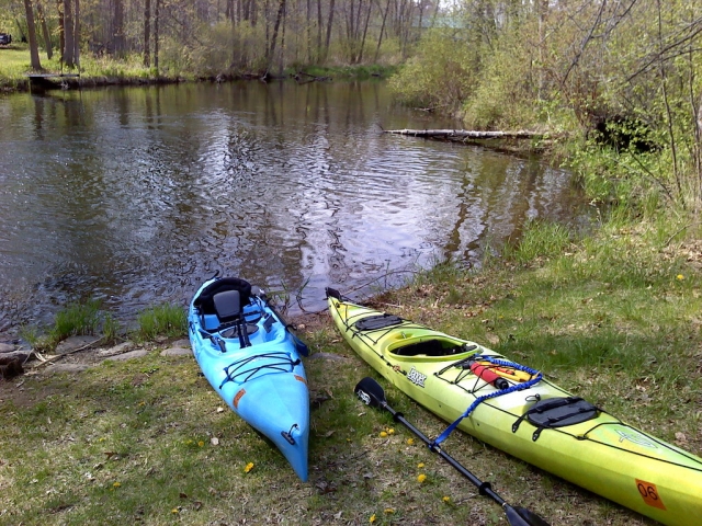  Kayaks junto al agua 
