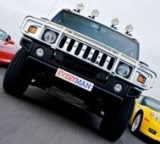  Todos manejan un Hummer. 