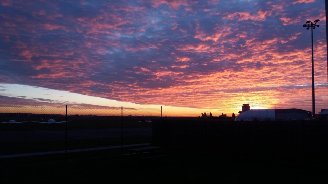 Puesta de sol sobre la pista 