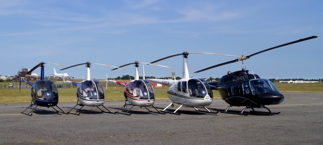  ¡5 helicópteros, negros, azules y blancos, que forman parle de nuestra flota! 