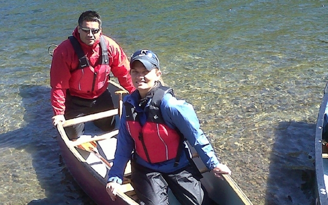  Piragüismo en un lago de aguas tranquilas 