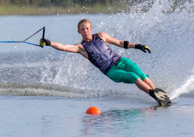  Chica con chaleco de flotabilidad morado practicando esquí acuático 