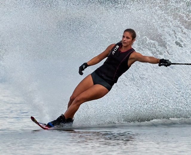  Mujer con chaleco de flotabilidad negro practicando esquí acuático