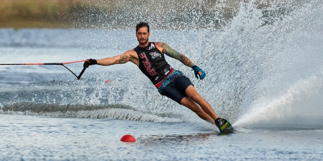  Hombre con chaleco de flotabilidad negro practicando esquí acuático 