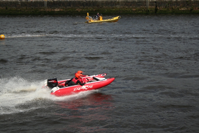  Personas con chalecos de flotación rojos duranle su curso de lancha motora