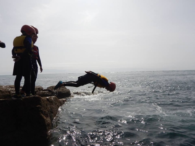  Se proporcionan todos los cascos, chaleco salvavidas y traje de neopreno.