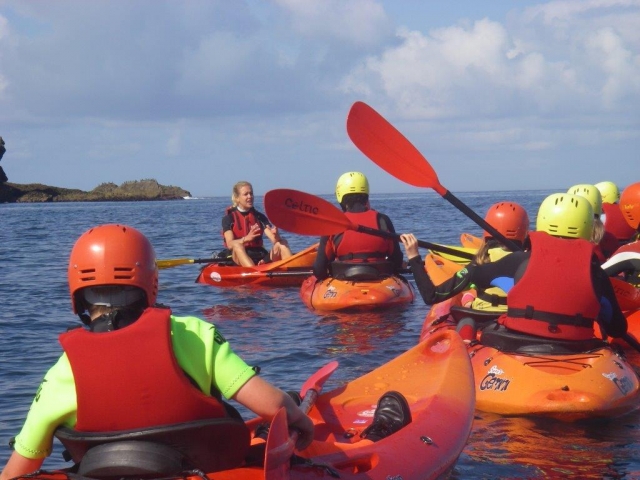  En el agua cerca de la isla Mullion 