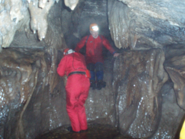  No le caigas en la alberca profunda. 