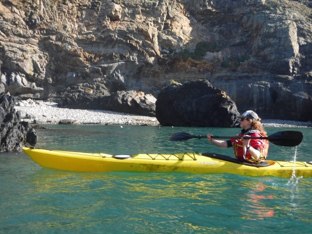  Chica con chaleco rojo kayak 