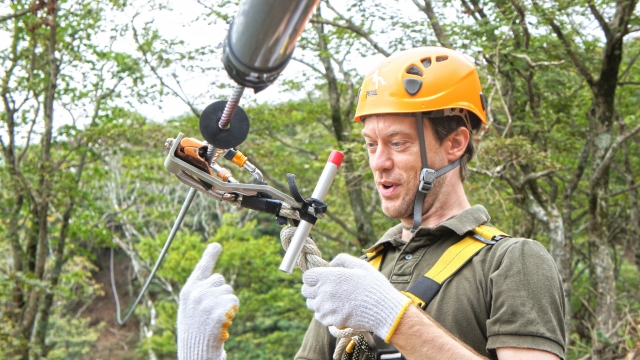  Hombre con casco amarillo a punto de disfrutar de la tirolesa 