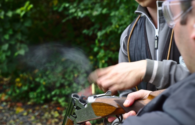  Dos hombres cargando el rifle para disparar al plamarro 