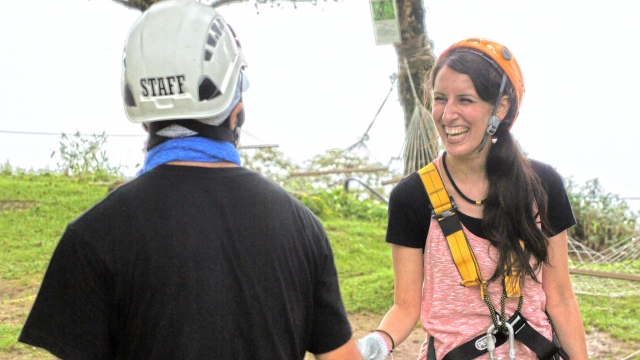  Chica con casco naranja a punto de disfrutar de su sesión de tirolesa