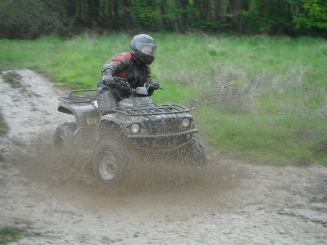  ¡Andar en cuatrimoto bajo la lluvia!