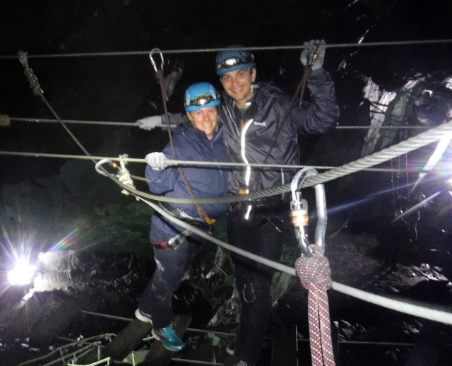  Explora cueva con amigos 