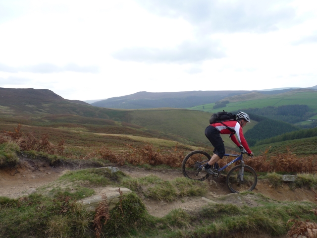  Bicicleta de cerro descendiendo a Ladybower 