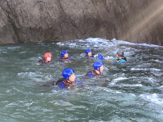  Mucha natación en coasteering 