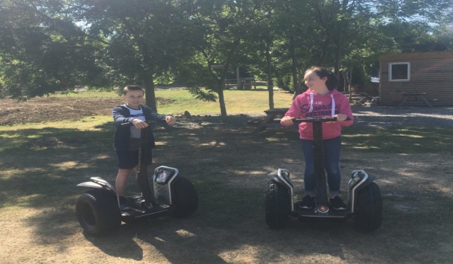  Niños en segways 