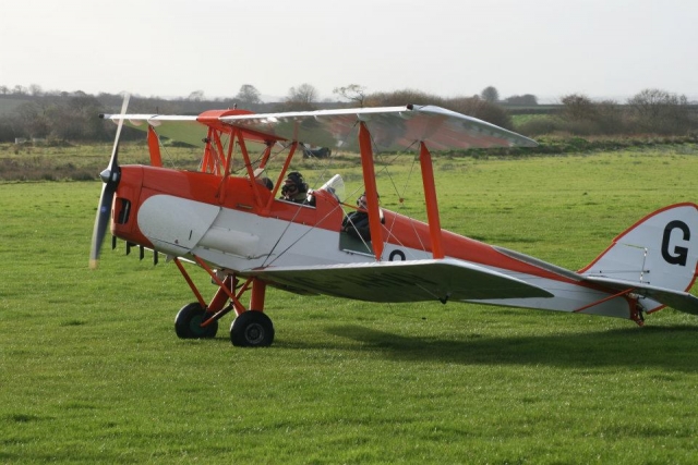  Uno de nuestros aviones en Eaglescott Airfield Gliding 