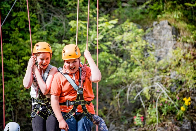  Disfruta de un divertido juego de cuerdas altas 