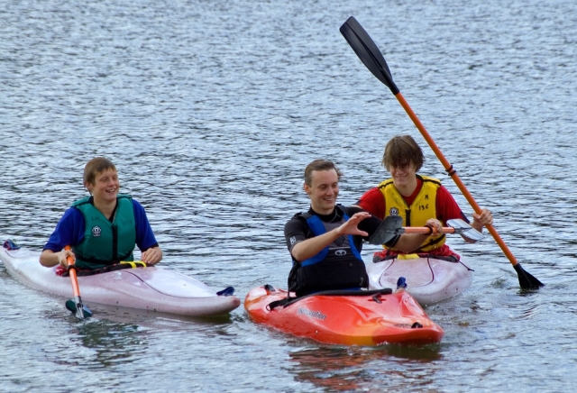  Tres amigos vistiendo azul y amarillo ayudas a la flotabilidad en canoa 