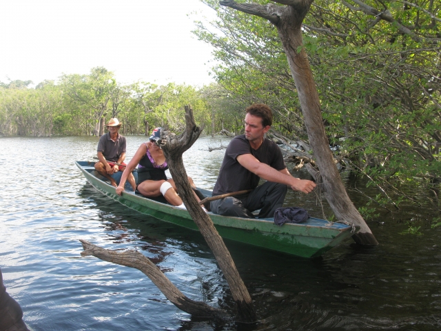  Tres personas divirtiéndose en canoa