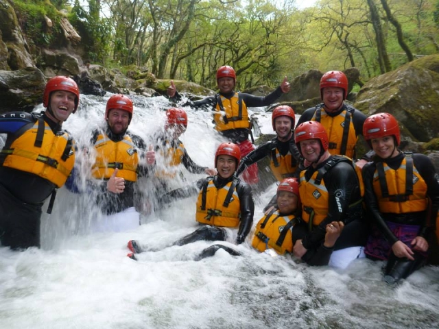 Genle divirtiéndose haciendo barranquismo con nosotros en Dewerstone 