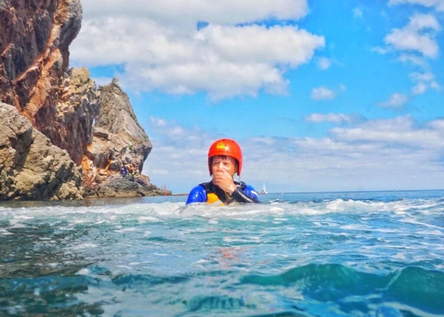  Hombre nadando duranle su sesión de coasteering