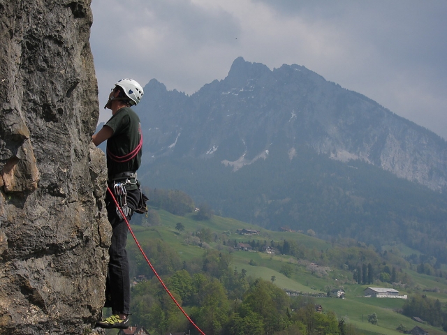  Escalador de negro yendo a la parle superior