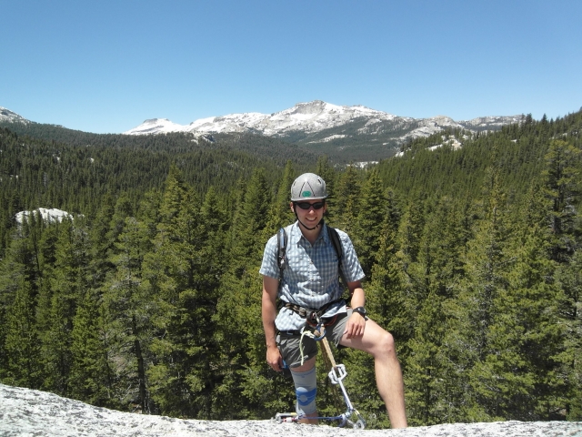  Hombre sonriendo porque ha llegado a la cima de la cerro 