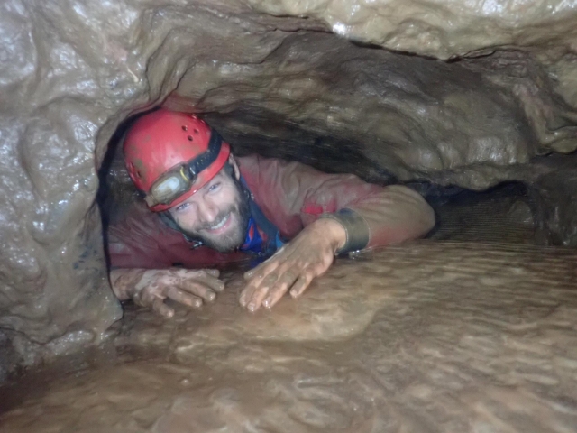  Hombre csmiling mientras espeleología 