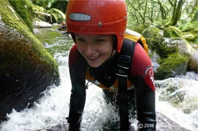  Niño divirtiéndose