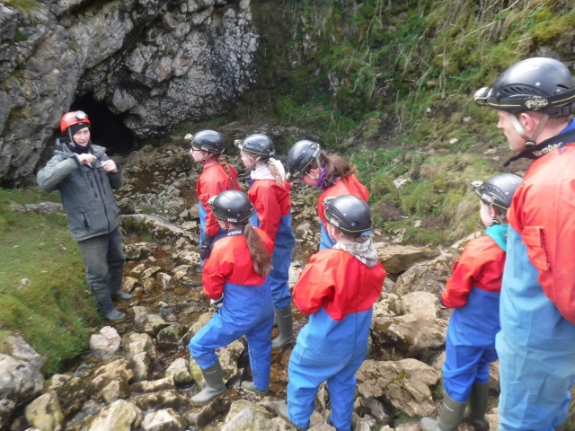  Prepárale para explorar cueva 