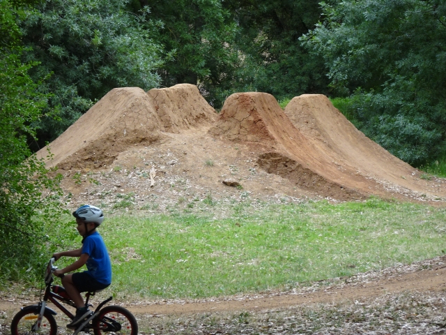  Niño pequeño en bicicleta con nosotros