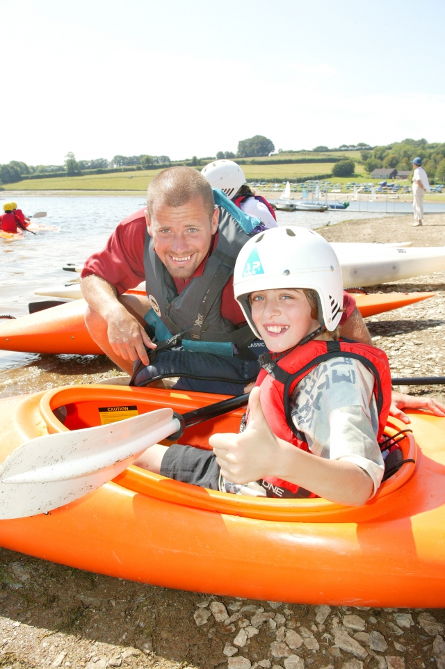  Instrucción de kayak para chavos palistas 