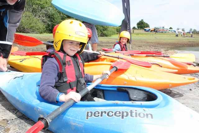  Pequeño kayakista listo para golpear el agua