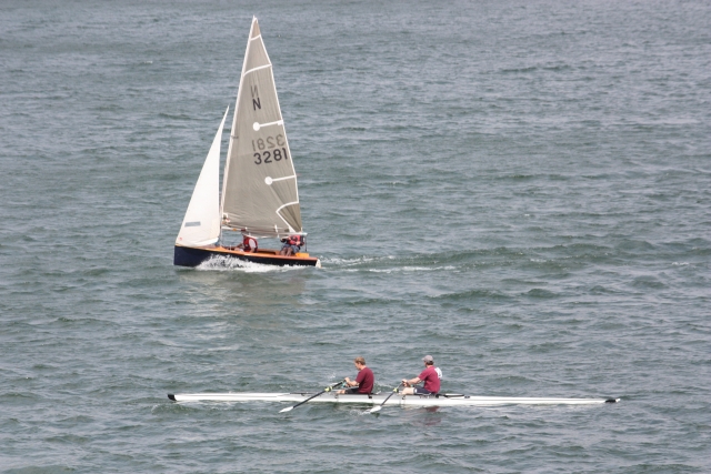  Navegando con remeros pasando por 